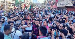 আ. লীগের কেন্দ্রীয় কার্যালয়ের চারপাশে বিএনপির নেতাকর্মীদের ঢল