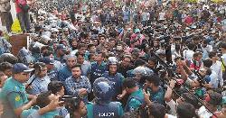 সচিবালয়ের গেটে জবি শিক্ষার্থীদের সঙ্গে কথা বলতে হাজির উপদেষ্টা নাহিদ