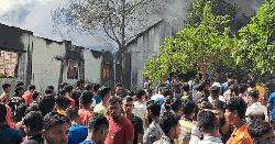 গাজীপুরে পোশাক শ্রমিক-এলাকাবাসীর সংঘর্ষ, আগুনে পুড়ছে কারখানা