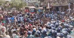 দয়াগঞ্জ মোড়ে ব্যাটারিচালিত রিকশাচালক-পুলিশ সংঘর্ষ, ২ পুলিশ আহত