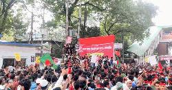 দাবি আদায়ে প্রেস ক্লাবের সামনে অস্থায়ী মঞ্চ বানিয়ে চলছে গান-কবিতা