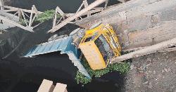টঙ্গীতে বেইলি ব্রিজ ভেঙে নদীতে ট্রাক, উদ্ধার কাজে ধীরগতি