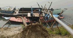 গড়াই নদীতে অবৈধভাবে বালু উত্তোলনে, আতঙ্কে নদীপাড়ের মানুষ