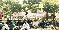 সেনাবাহিনীকে কাজ হস্তান্তরসহ তিন দাবিতে গণঅনশনে জবি শিক্ষার্থীরা