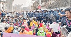 পাওনা দাবিতে আশুলিয়ায় শ্রমিকদের সড়ক অবরোধ