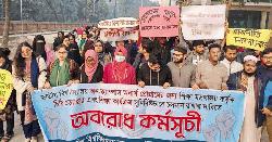 জাতীয় বিশ্ববিদ্যালয়ের প্রধান ফটকে অবস্থান ধর্মঘটে শিক্ষার্থীরা