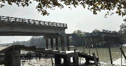 আড়াই বছর ধরে বন্ধ সেতুর নির্মাণ কাজ, ভোগান্তিতে পর্যটকরা