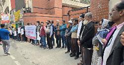 ডিএফপির সামনে ভোরের কাগজের সংবাদকর্মীদের বিক্ষোভ সমাবেশ