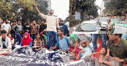 স্বতন্ত্র বিশ্ববিদ্যালয়ের দাবিতে সড়কে তিতুমীর কলেজের শিক্ষার্থীরা