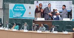 উপদেষ্টা নাহিদের উদ্যোগে ঢাকা বিশ্ববিদ্যালয়ে কম্পিউটার হস্তান্তর