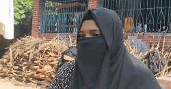 বিয়ের দাবিতে স্কুলছাত্রের বাড়িতে কলেজছাত্রীর অনশন