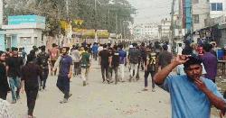 ছাত্র রাজনীতির পক্ষে-বিপক্ষে শিক্ষার্থীদের সংঘর্ষে  রণক্ষেত্র কুয়েট