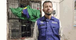 জনতার হাতে ধরা ভুয়া পুলিশ সদস্য