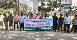 ন্যায্য দাবি আদায়ে হাতিয়ায় বেসরকারি শিক্ষকদের মানববন্ধন