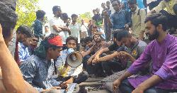 ঢাবিকেন্দ্রিক সিন্ডিকেটের অবসান চেয়ে রাবি শিক্ষার্থীদের রেল অবরোধ