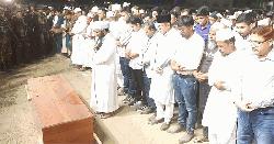দাদার কবরের পাশে চিরনিদ্রায় শায়িত আছিয়া
