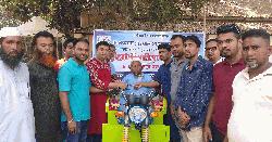নাগরপুরে প্রতিবন্ধী নাসির উদ্দীন পেলেন অটোরিকশা