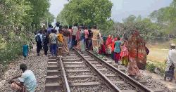 উল্লাপাড়ায় ট্রেনে কাটা পড়ে স্কুলছাত্রীর মৃত্যু