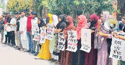 ফুলবাগান দেখানোর কথা বলে তরুণীকে লিচুবাগানে নিয়ে গণধর্ষণ