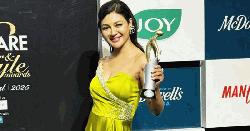 জয়ার হাতে ট্রাডিশনাল কুইন অব দ্যা ইয়ার