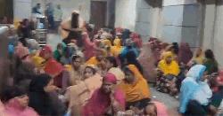 শ্রম ভবনের কর্মকর্তাদের অবরুদ্ধ করলেন গার্মেন্টস শ্রমিকরা