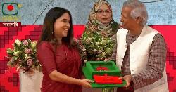 স্বাধীনতা পুরস্কার তুলে দিলেন প্রধান উপদেষ্টা