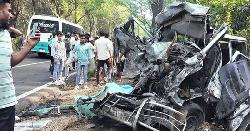 সাতসকালে লোহাগাড়ায় বাস-মাইক্রোবাস সংঘর্ষে নিহত ১০