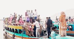 মাত্র ৫০ টাকায় যমুনা সেতু ঘুরতে দর্শনার্থীদের ভিড়