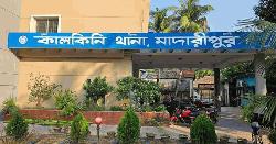 কালকিনিতে হাতকড়াসহ যুবককে ছিনতাই, পুলিশের উপর হামলা