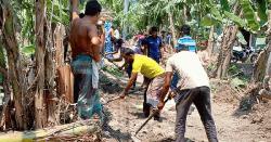 ভাঙা রাস্তা মেরামতে তরুণদের সাহসী উদ্যোগ
