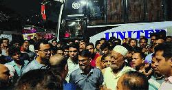 রাতে বাস কাউন্টার দখলকে কেন্দ্র করে মহাখালীতে সড়ক অবরোধ