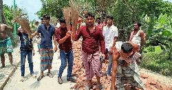 নিম্নমানের ইট দিয়ে সড়ক নির্মাণ, প্রকৌশলীর বিরুদ্ধে ঝাড়ু মিছিল