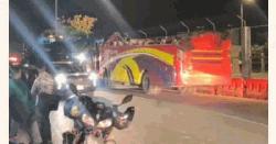 সংঘর্ষে ছাদ উড়ে গেলেও থামেনি বাস, গেলো ৫ কিলোমিটার