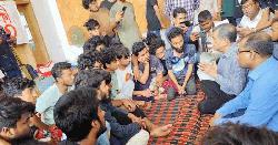 ভিসির পদত্যাগ ছাড়া শিক্ষার্থীরা মানবে না, ফিরে গেলেন শিক্ষা উপদেষ্টা