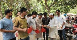গরমে হাতপাখা-শরবত নিয়ে অভিভাবকদের পাশে রাবি ছাত্রদল