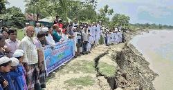 সোনাগাজীতে নদী ভাঙন রোধে এলাকাবাসীর মানববন্ধন