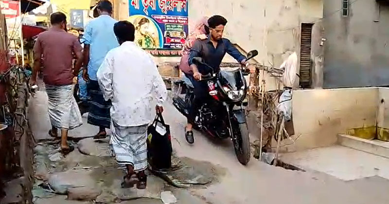 প্রায় ৩ দশক আগে নির্মিত একটি পুরনো সেতু এখন মৃত্যু ফাঁদে পরিণত হয়েছে।