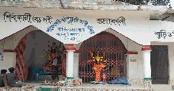 প্রায় ১৫০ বছরের পুরনো মণ্ডপে প্রতিমা তৈরি শেষ, চলছে রং-তুলির আঁচড় 