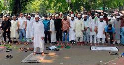 যমুনার সামনেই জুমা পড়লেন আন্দোলনকারীরা