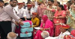 বিয়ের আসরে বরকে ৪ বস্তা টাকা, ২১০ বিঘা জমি, ১টি পেট্রোল পাম্প উপহার