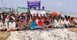 হাতিয়ায় মৎস্য আহরণ নিষেধাজ্ঞা অমান্য, ৯৩ জেলে আটক