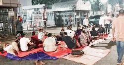 শাহবাগ মোড় ছেড়ে জাদুঘরের সামনে অবস্থান নিয়েছেন জুলাই আহতরা