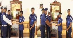 ট্রাফিক পুলিশের তৎপরতায় রক্ষা পেল ট্রেন, পুরস্কৃত দুই পুলিশ সদস্য