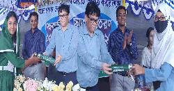 সোনাগাজীর নবাবপুরে দেড় হাজার শিক্ষার্থীর মাঝে ছাতা বিতরণ
