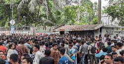  বহিরাগতদের নিয়ে ক্ষোভ প্রকাশ আন্দোলনকারীদের