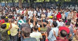 ইশরাককে মেয়র পদে শপথের দাবিতে নগর ভবনের সামনে ঢাকাবাসী