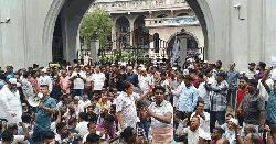 নগর ভবনে টানা চতুর্থ দিনের মতো ইশরাক সমর্থকদের বিক্ষোভ