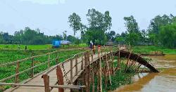 পাহাড়ি ঢলে কাঠের সাঁকো ভেঙে যোগাযোগ বিচ্ছিন্ন, ভোগান্তিতে ৩০ হাজার মানুষ