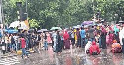 পুলিশি বাধায় যমুনা অভিমুখী গার্মেন্টস শ্রমিকদের কাকরাইলে অবস্থান