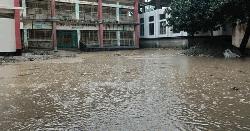 সামান্য বৃষ্টিতেই হাঁটুপানি ব্রাহ্মণচর নোয়াগাঁও সরকারি প্রাথমিক বিদ্যালয়ের মাঠে